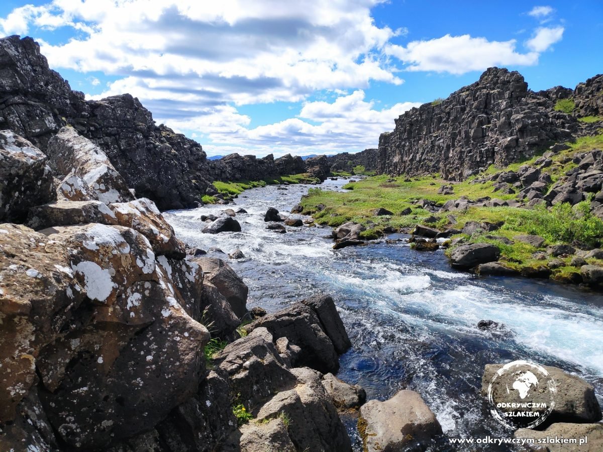 Rzeka w skalnym rowie tektonicznym w Parku Narodowym Þingvellir