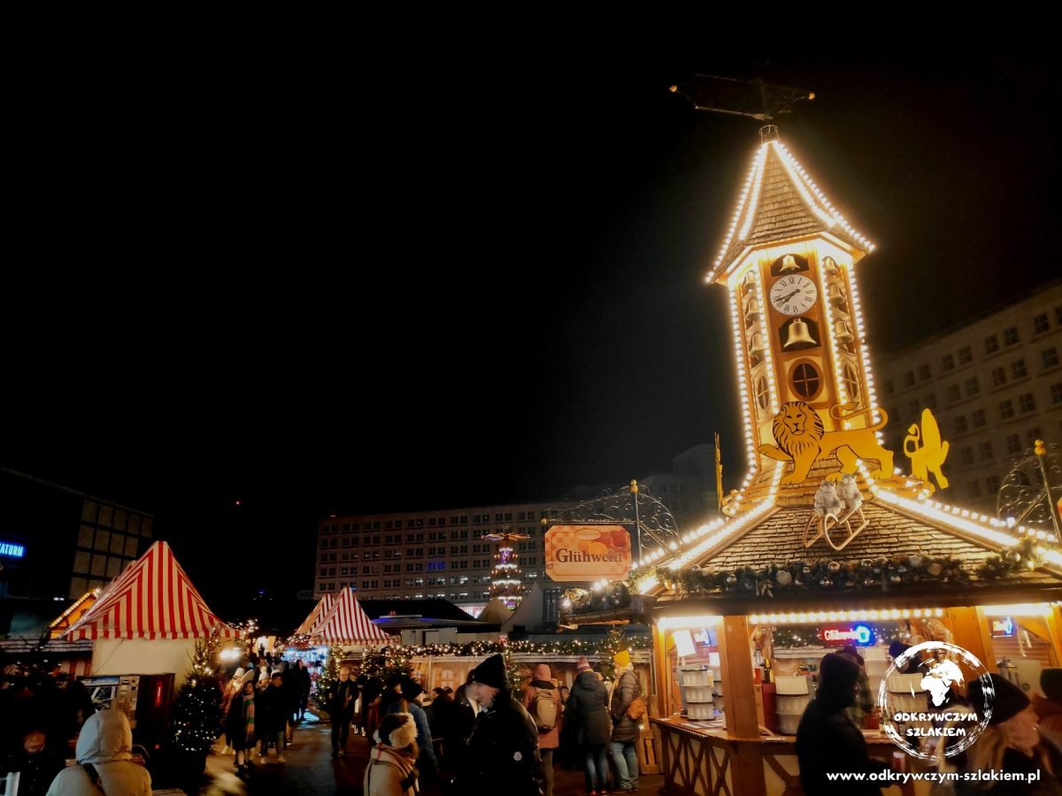 Wieża z zegarem nad budkami jarmarku przy Alexanderplatz w 2022 roku