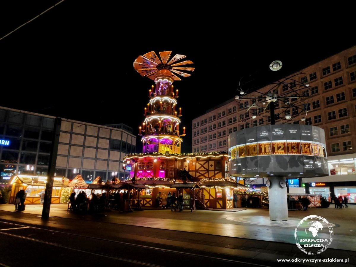 Świąteczna piramida i Zegar Światowy (Weltzeituhr) na Alexanderplatz w grudniu 2022