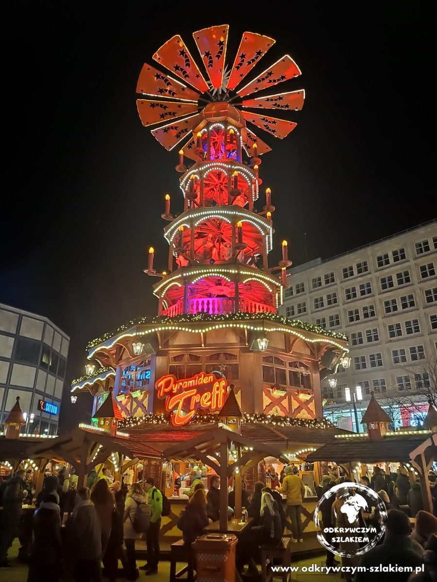 Świąteczna piramida na Alexanderplatz nocą – ujęcie pionowe