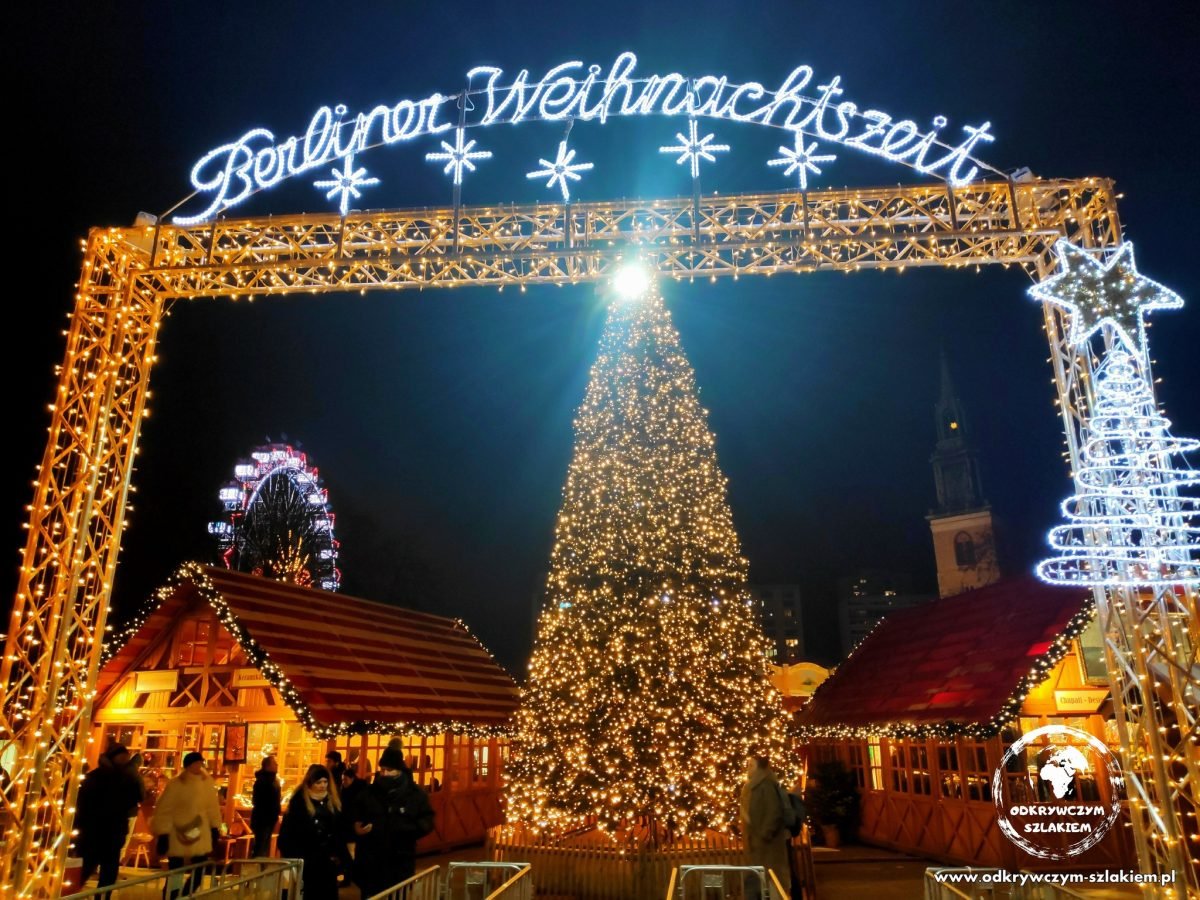 Brama „Berliner Weihnachtszeit” i choinka na jarmarku przy Czerwonym Ratuszu w Berlinie