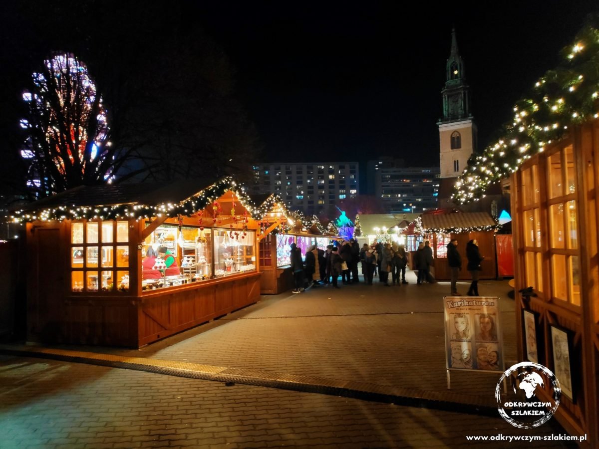 Budki jarmarku przy Czerwonym Ratuszu (Rotes Rathaus), w tle wieża kościoła Mariackiego