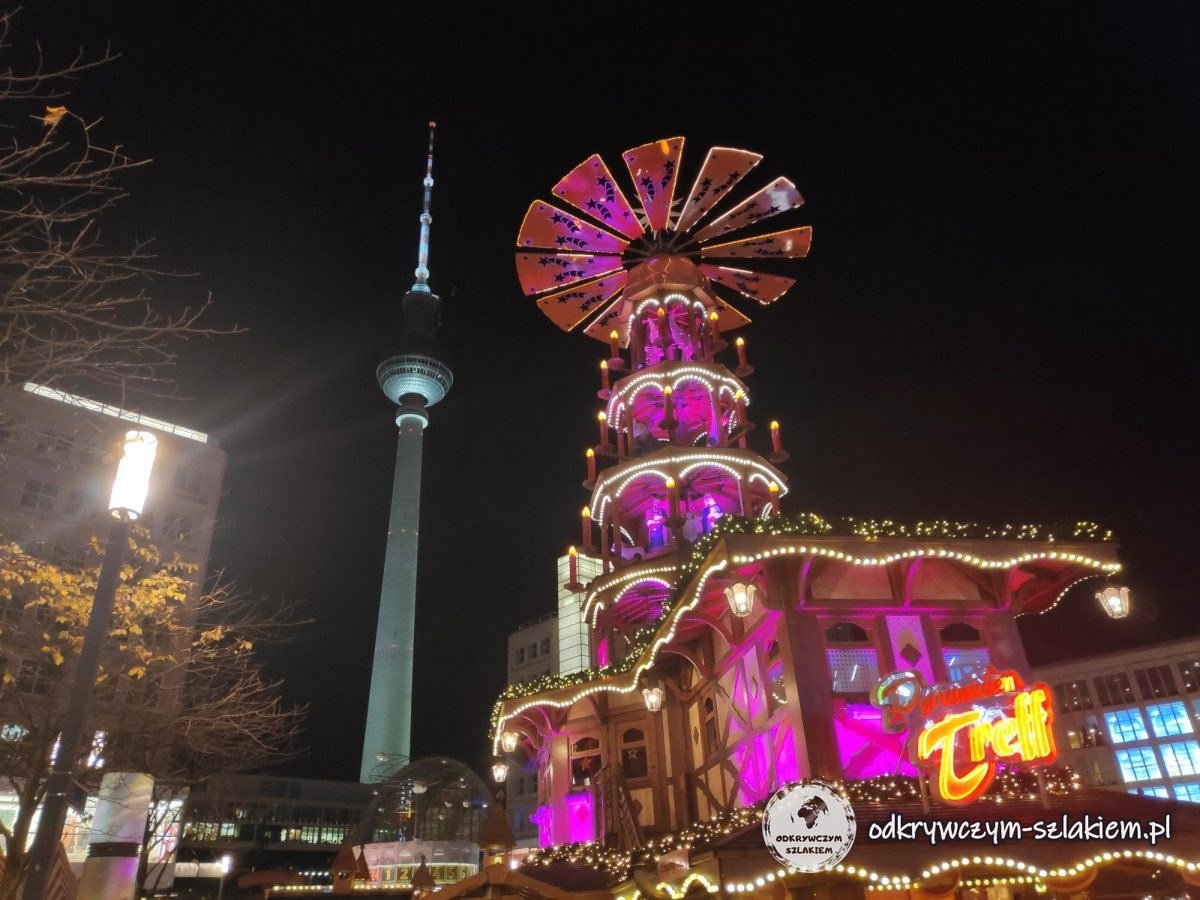 Świąteczna piramida i wieża telewizyjna na Alexanderplatz