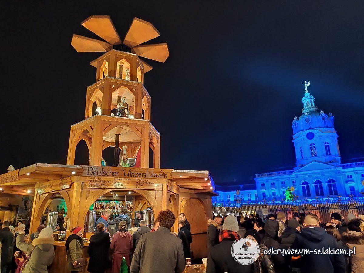 Świąteczna piramida przed Pałacem Charlottenburg