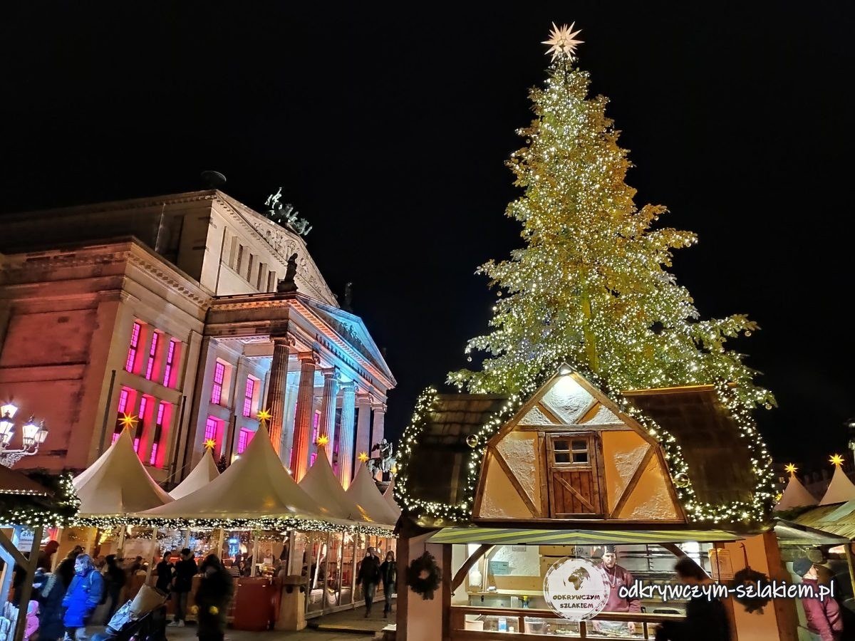 Choinka i budki jarmarku na Gendarmenmarkt