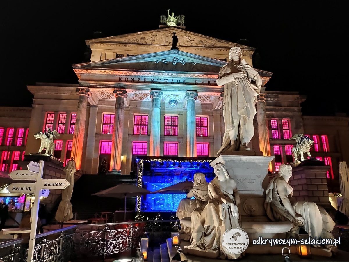 Podświetlony Konzerthaus nad jarmarkiem na Gendarmenmarkt
