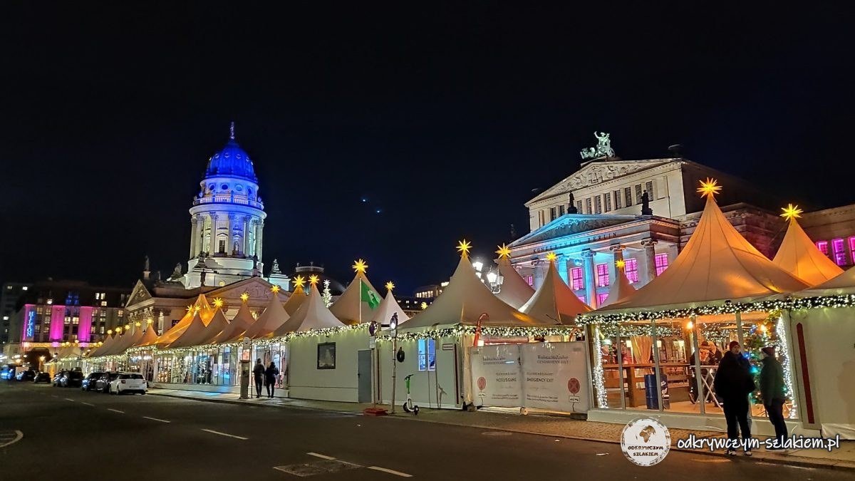 Białe namioty jarmarku na Gendarmenmarkt nocą