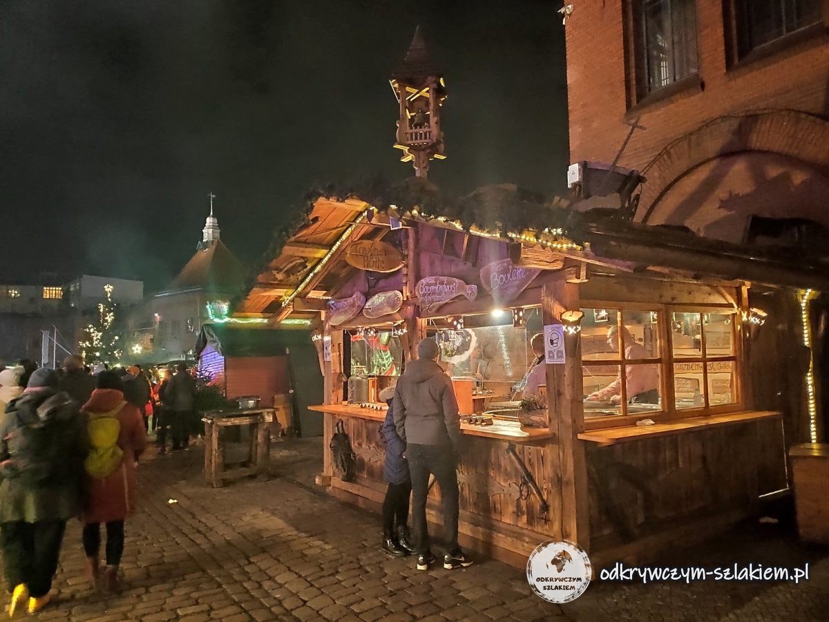 Budki z grzańcem na jarmarku w Kulturbrauerei