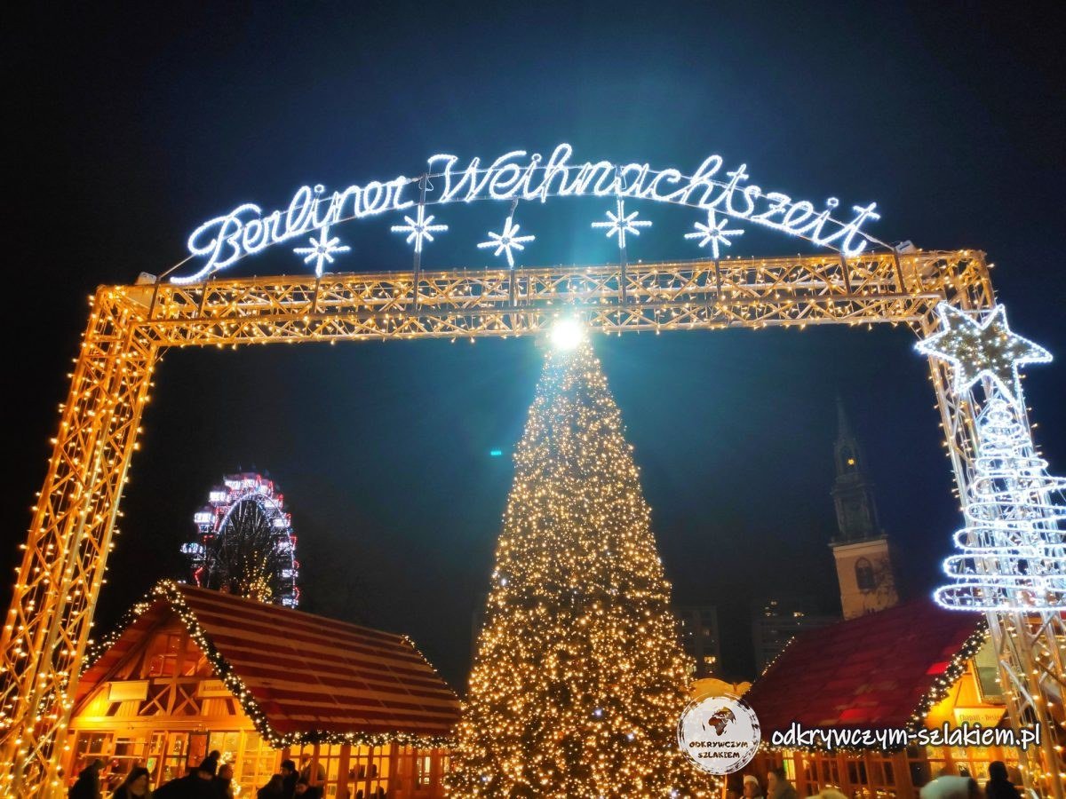 Brama „Berliner Weihnachtszeit” z choinką przy Czerwonym Ratuszu