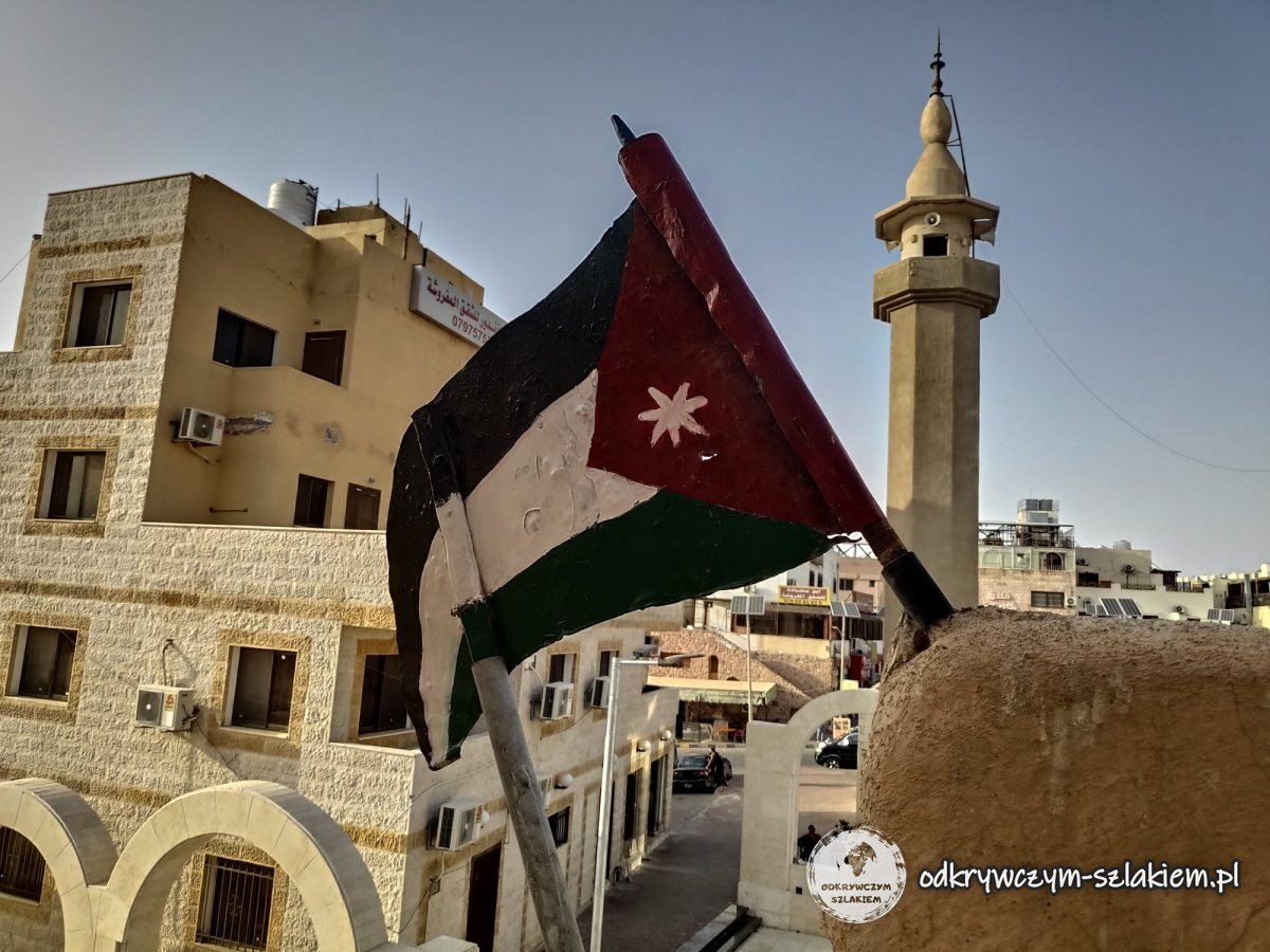 Flaga Jordanii przy twierdzy w Akabie