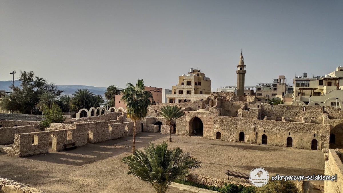 Ruiny i minaret w centrum Akaby
