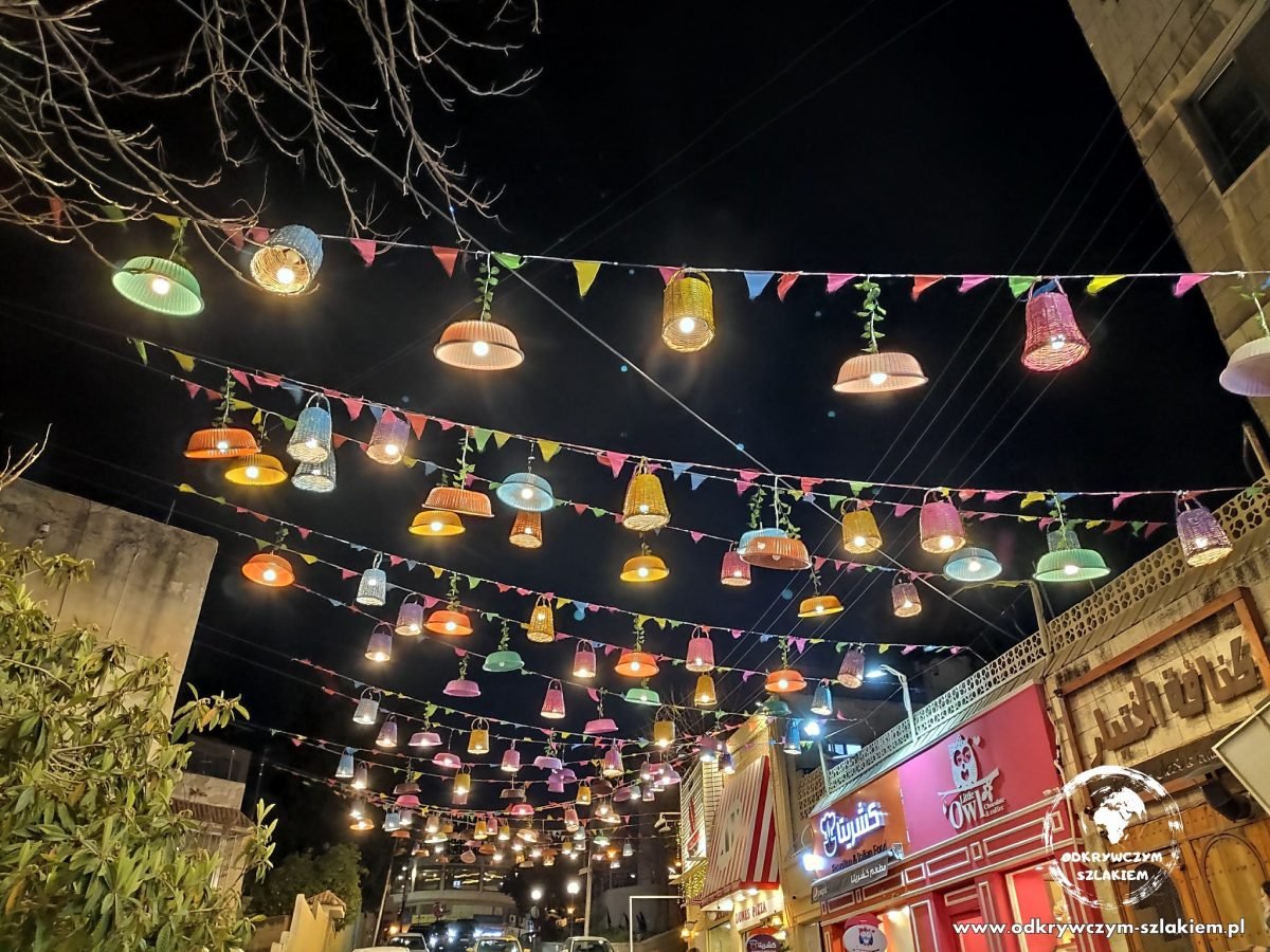 Kolorowe lampiony nad uliczką przy Rainbow Street w Ammanie wieczorem
