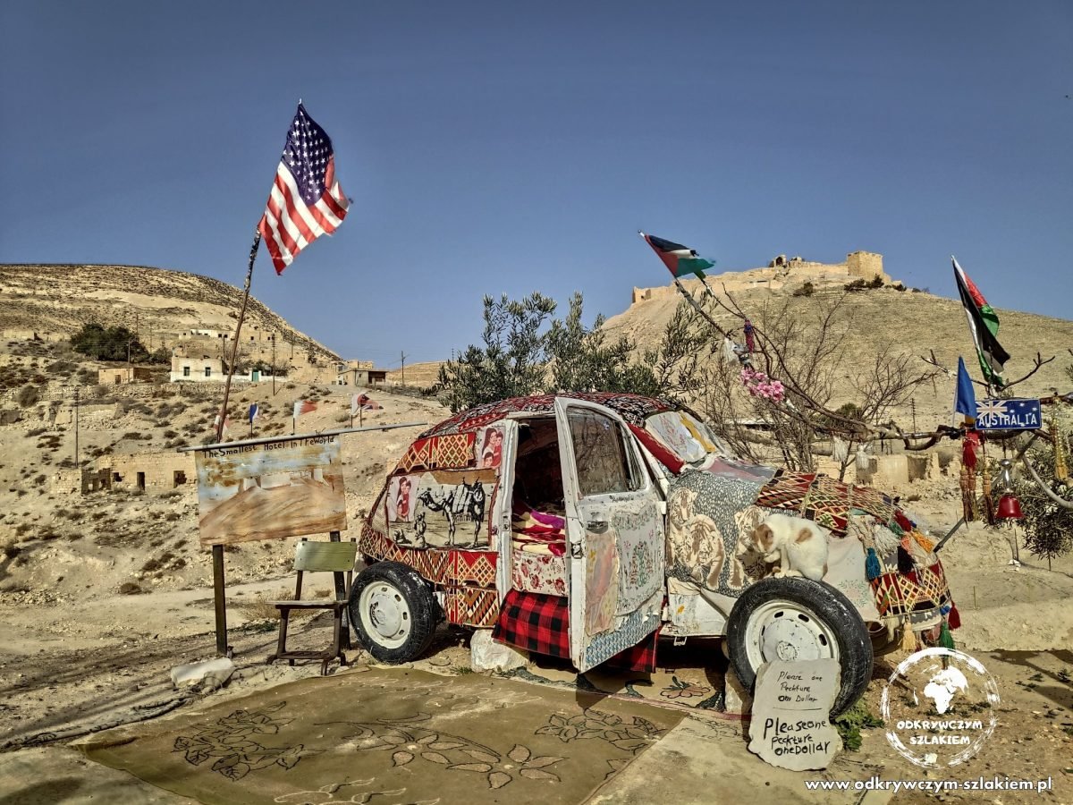 „Najmniejszy hotel na świecie” – przyozdobiony Volkswagen Garbus w Al Jaya, w tle zamek Montreal (Shobak)