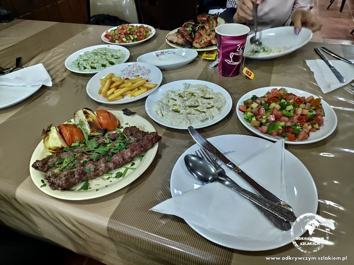 Jordańskie jedzenie – kebab kofta, sałatki, dipy i frytki