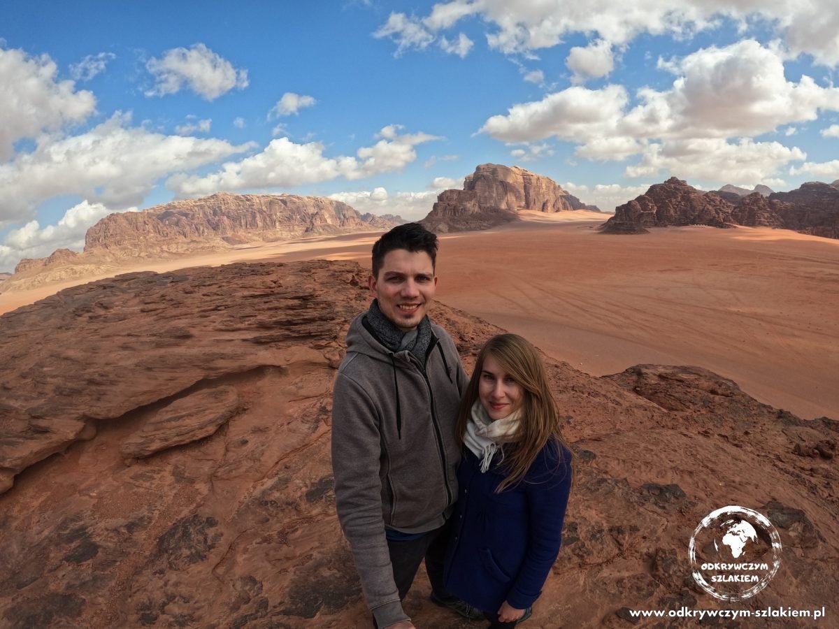 Maciek i Patrycja w bluzach i szaliku na skałach pustyni Wadi Rum – w marcu było tu chłodno