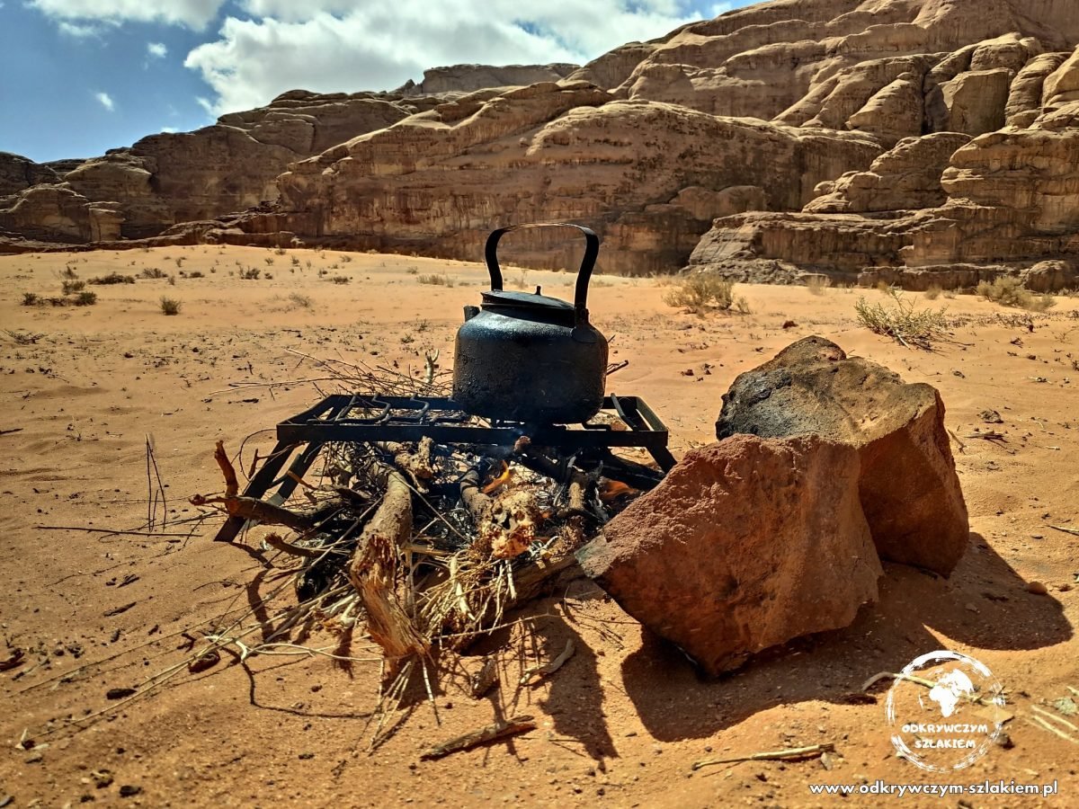 Czajnik z herbatą na ognisku podczas wycieczki po Wadi Rum