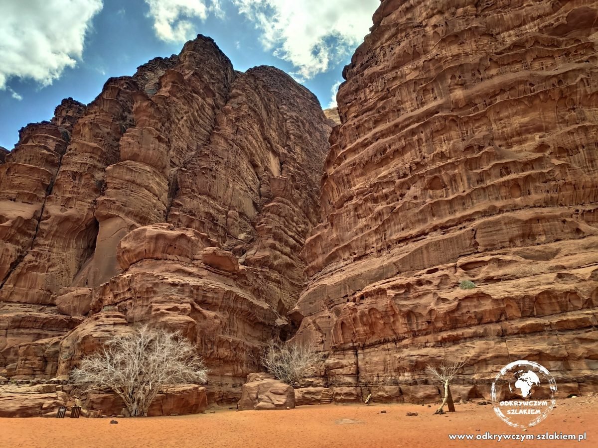 Wysokie skalne ściany przy kanionie Khazali w Wadi Rum