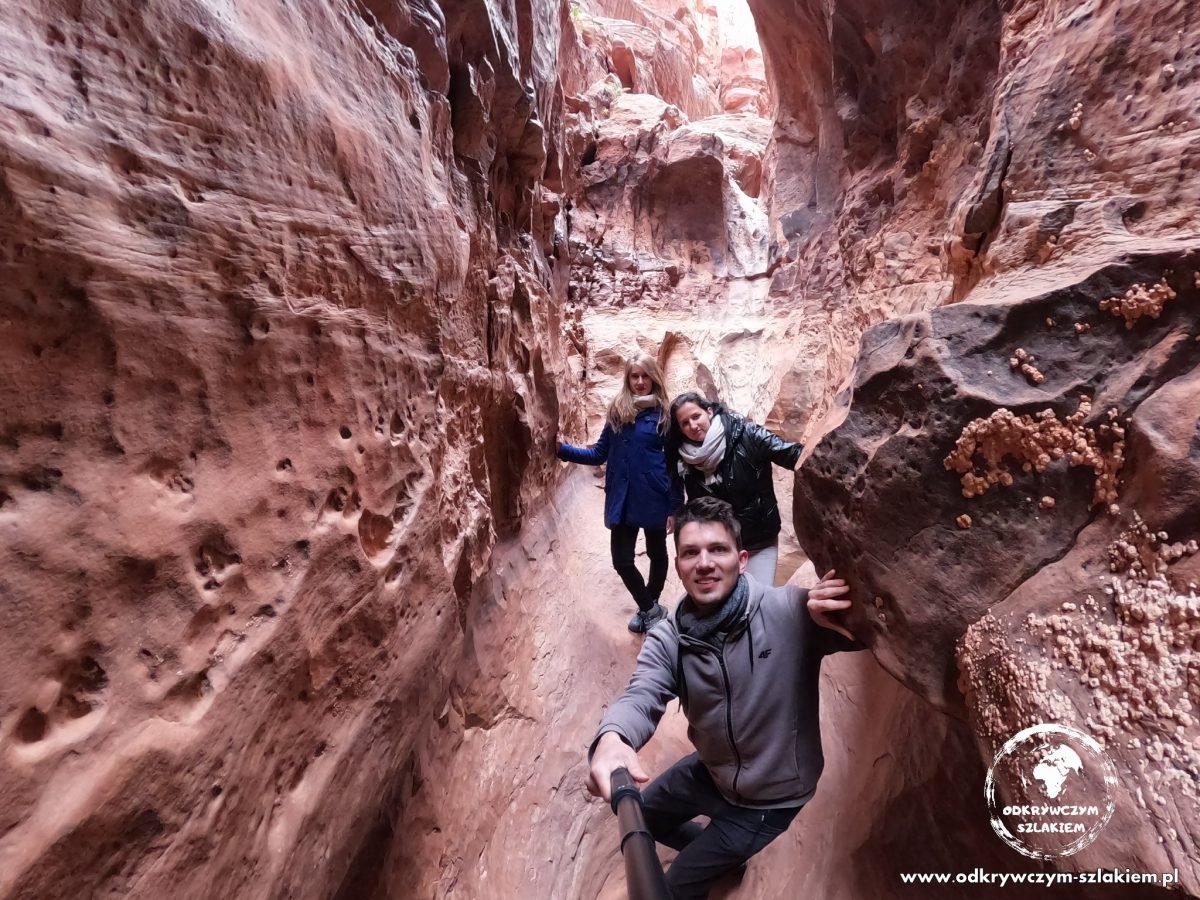 W wąskiej szczelinie kanionu Khazali w Wadi Rum