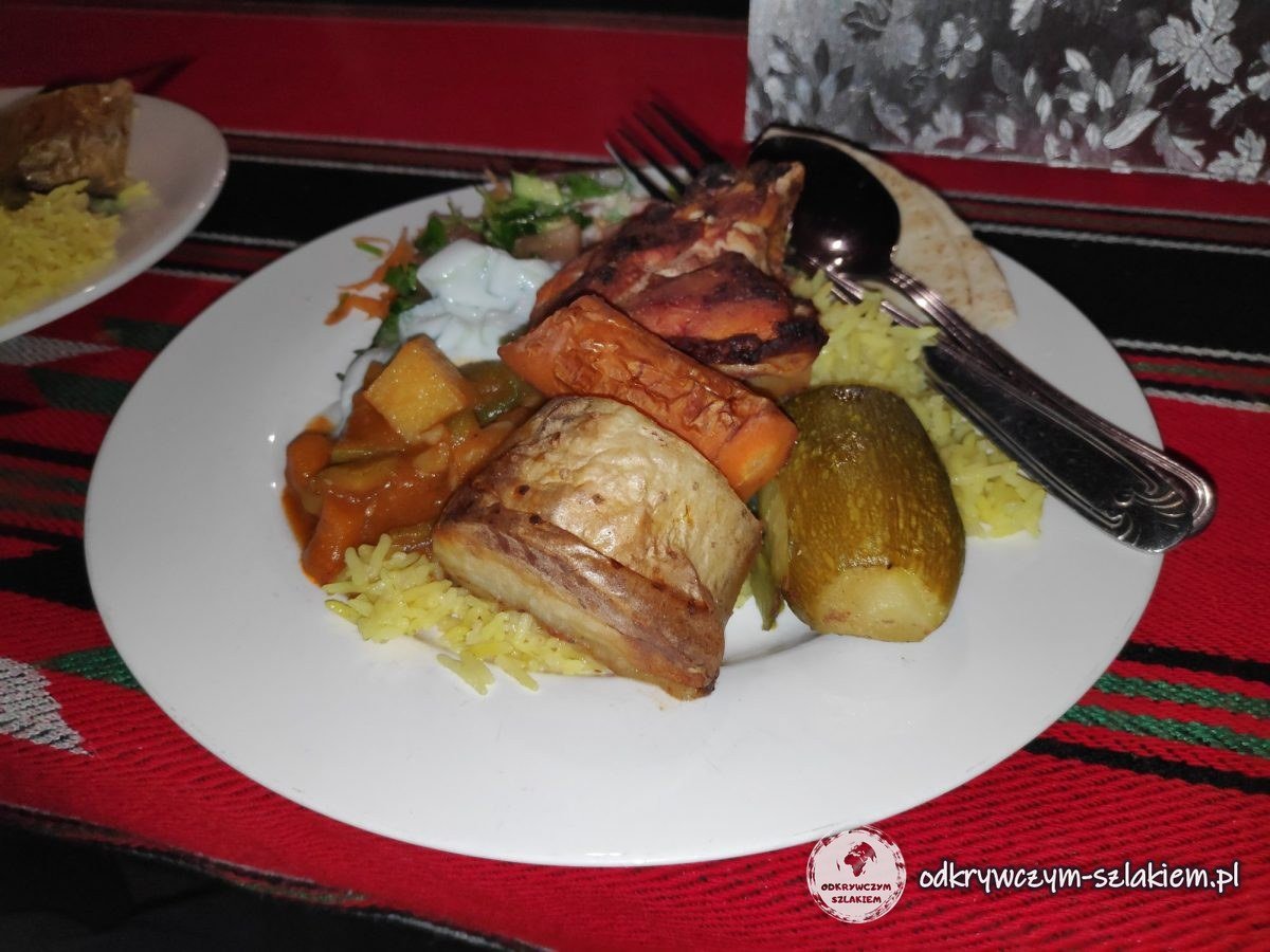 Kolacja z zarb – mięso i warzywa pieczone pod piaskiem w obozie na Wadi Rum