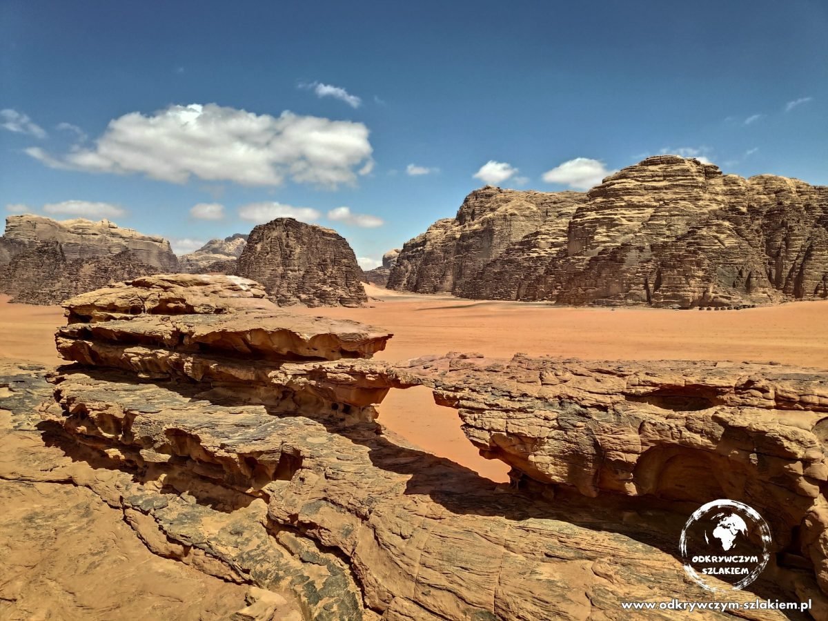 Naturalny skalny most Little Bridge na pustyni Wadi Rum