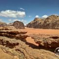 Naturalny skalny most Little Bridge na pustyni Wadi Rum