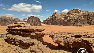 Naturalny skalny most Little Bridge na pustyni Wadi Rum
