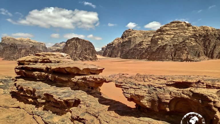 Naturalny skalny most Little Bridge na pustyni Wadi Rum