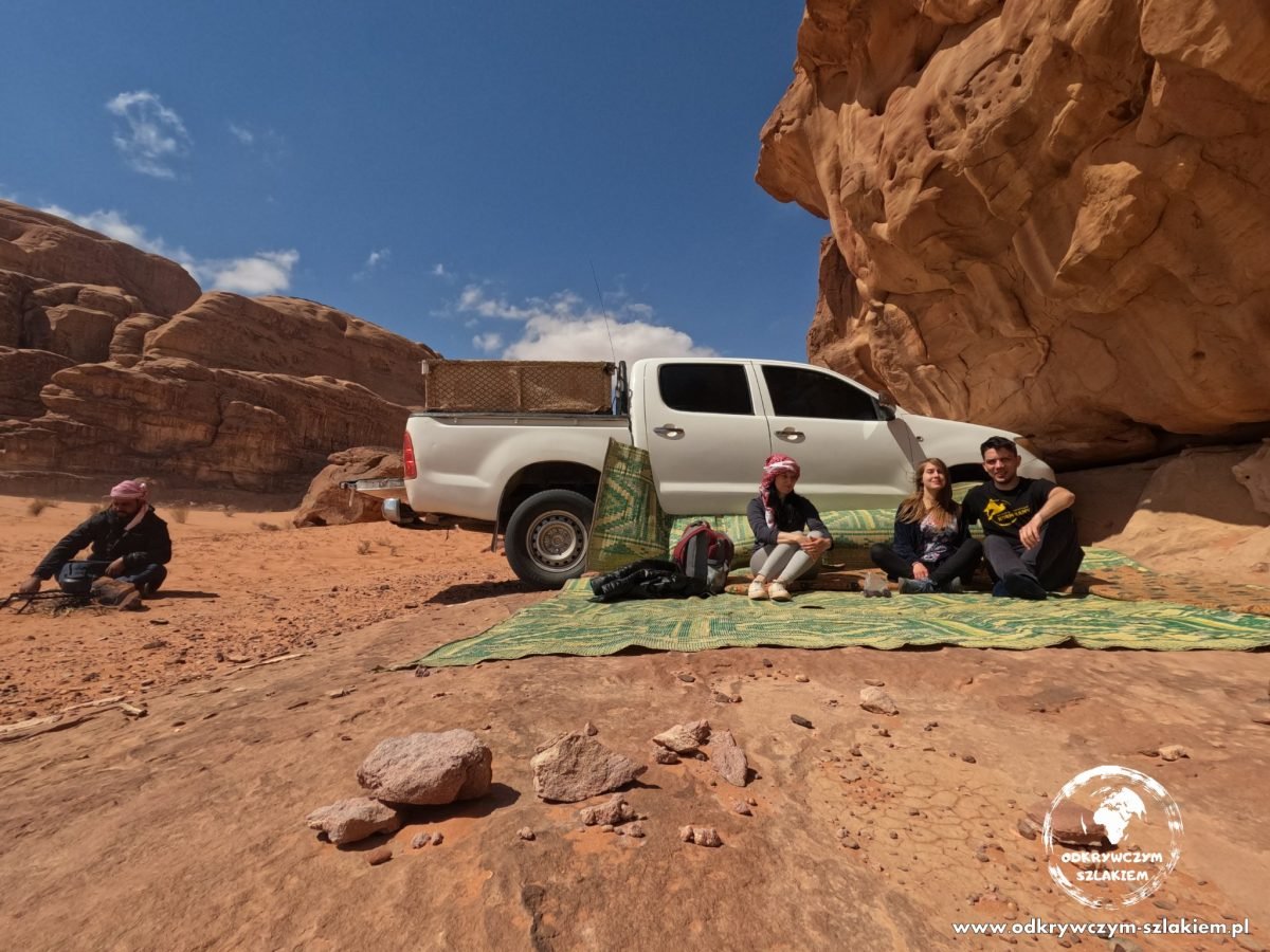 Przerwa na obiad w cieniu skały podczas wycieczki jeepem po Wadi Rum