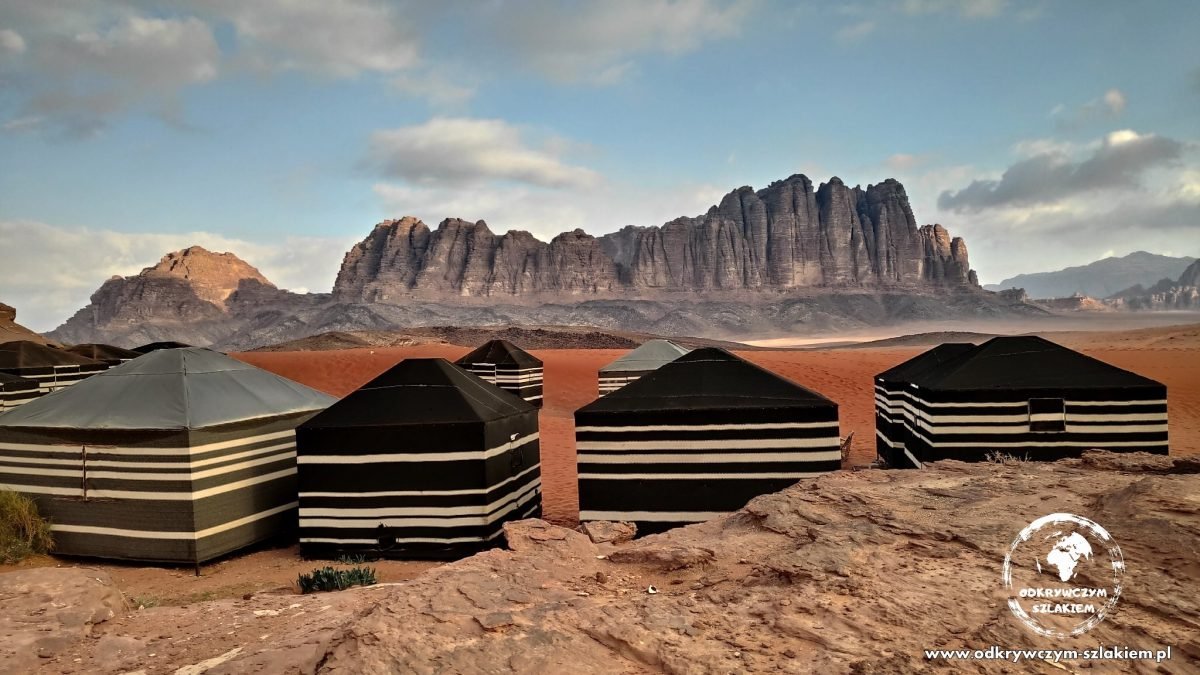 Namioty obozowiska Fire Camp na pustyni Wadi Rum