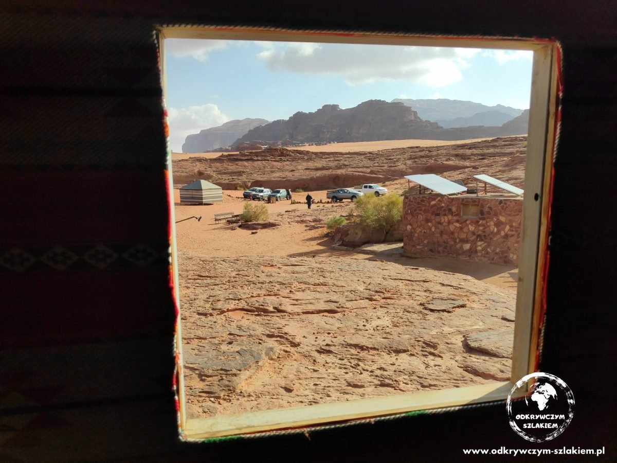 Widok z okna naszego namiotu w obozie na pustyni Wadi Rum