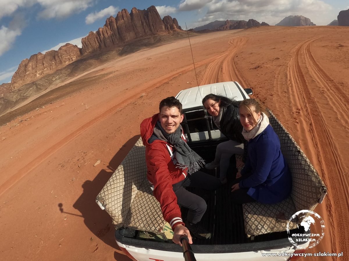 Na pace terenowego pick-upa na początku wycieczki po Wadi Rum