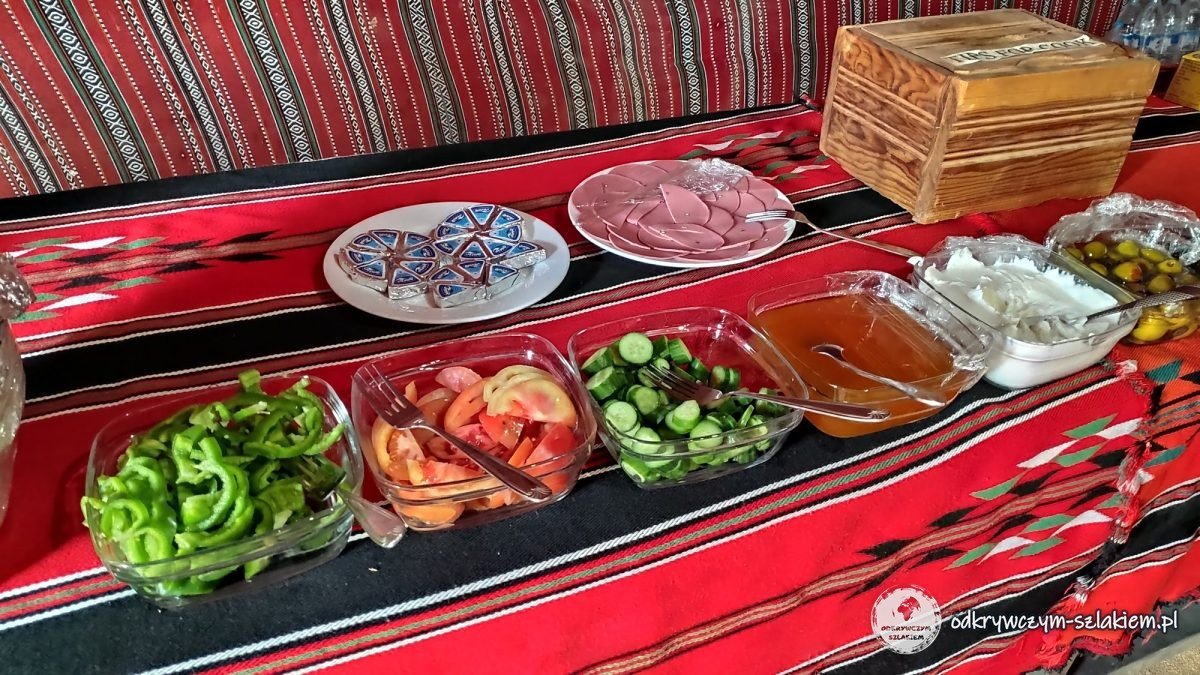 Śniadanie w obozie na pustyni Wadi Rum