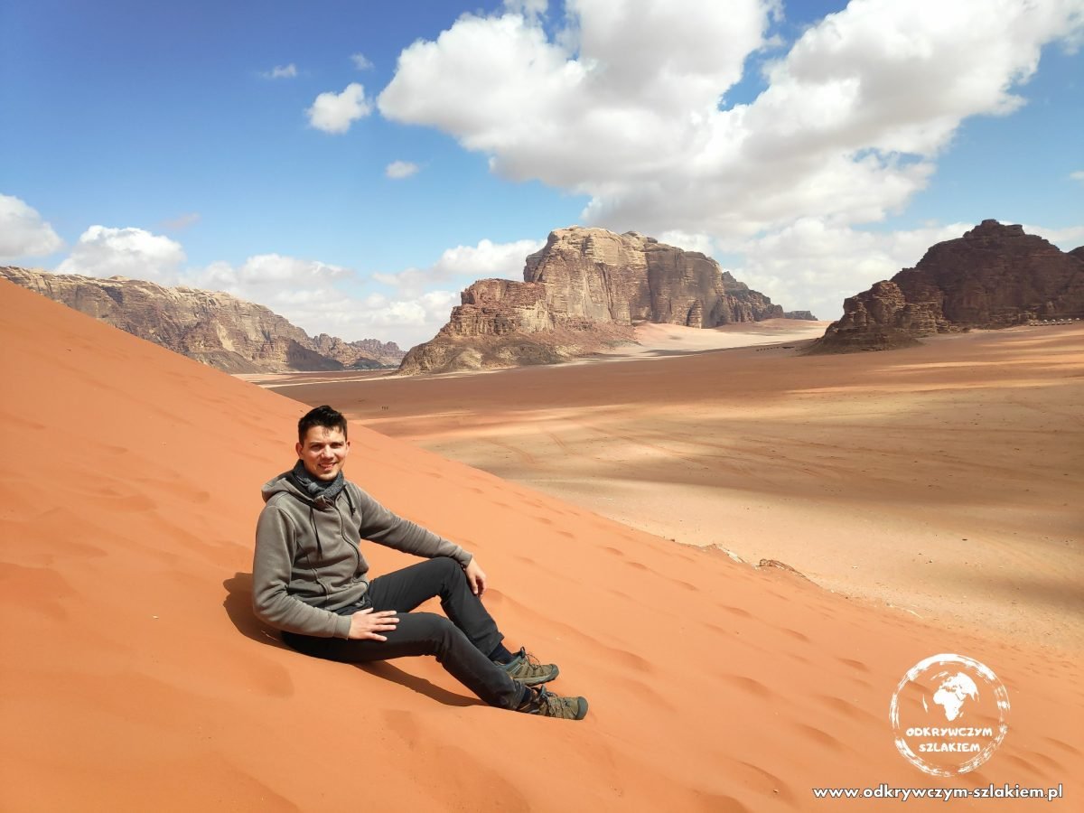 Odpoczynek na zboczu czerwonej wydmy w Wadi Rum