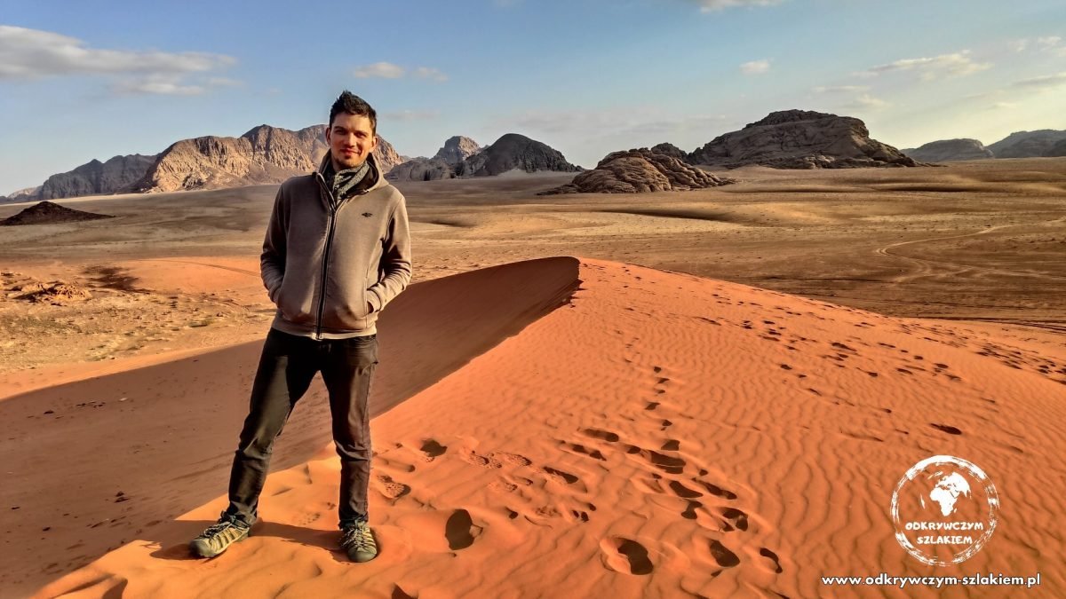 Na grzbiecie czerwonej wydmy w okolicy Chicken Rock w Wadi Rum