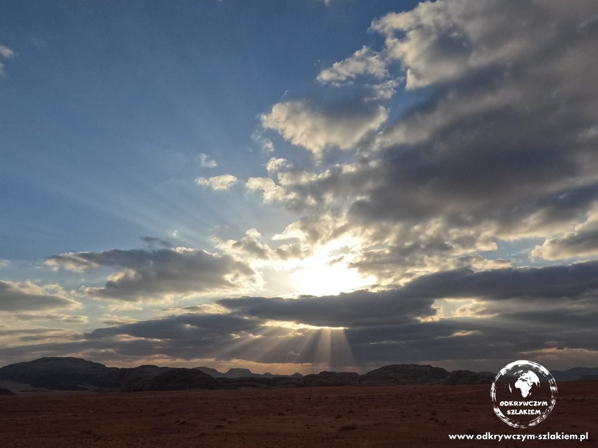 Promienie zachodzącego słońca nad pustynią Wadi Rum