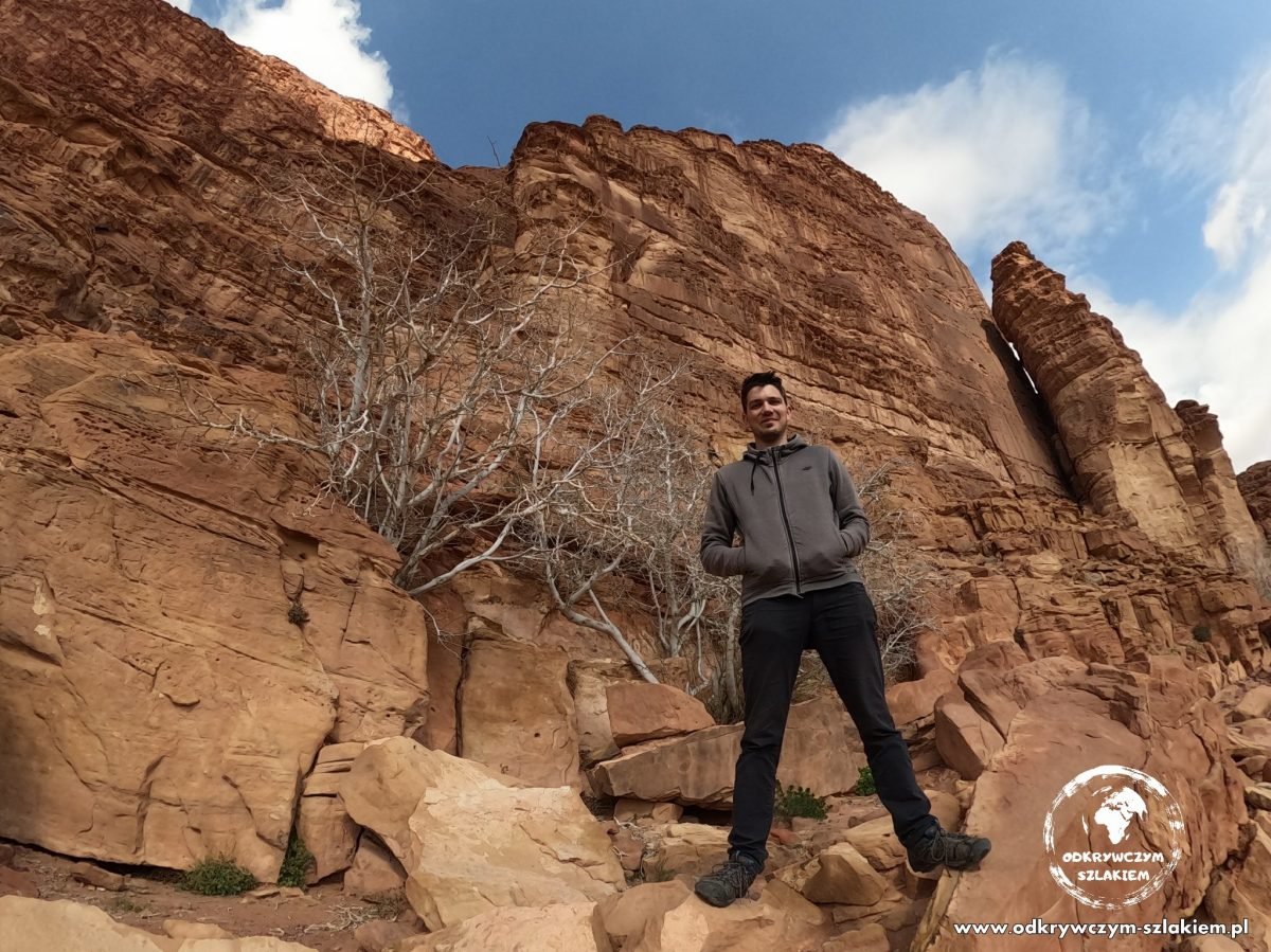 Przy skale ze źródłem wody na pustyni Wadi Rum