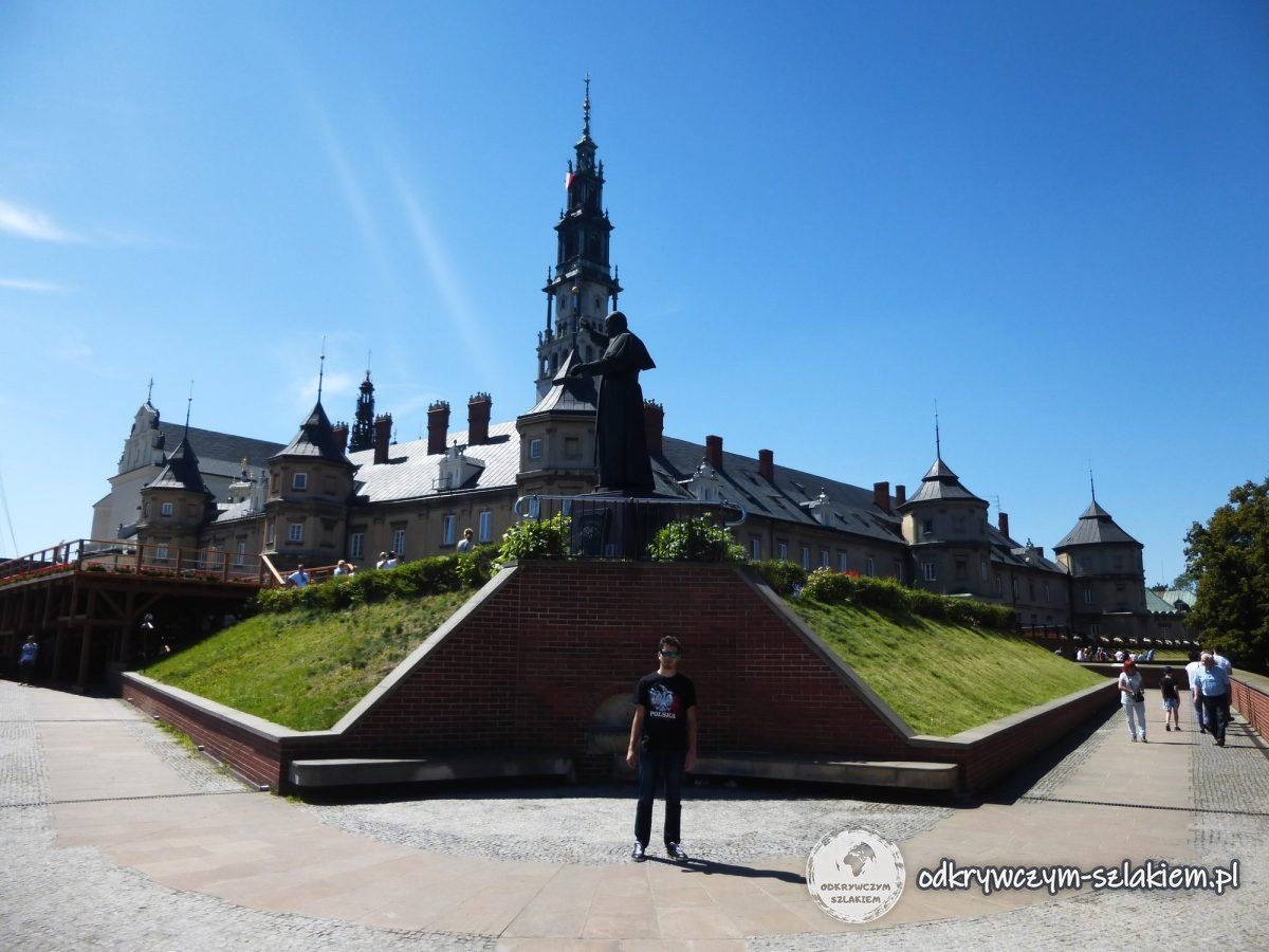 Maciek frente al bastión con el monumento a Juan Pablo II y los edificios del monasterio de Jasna Góra