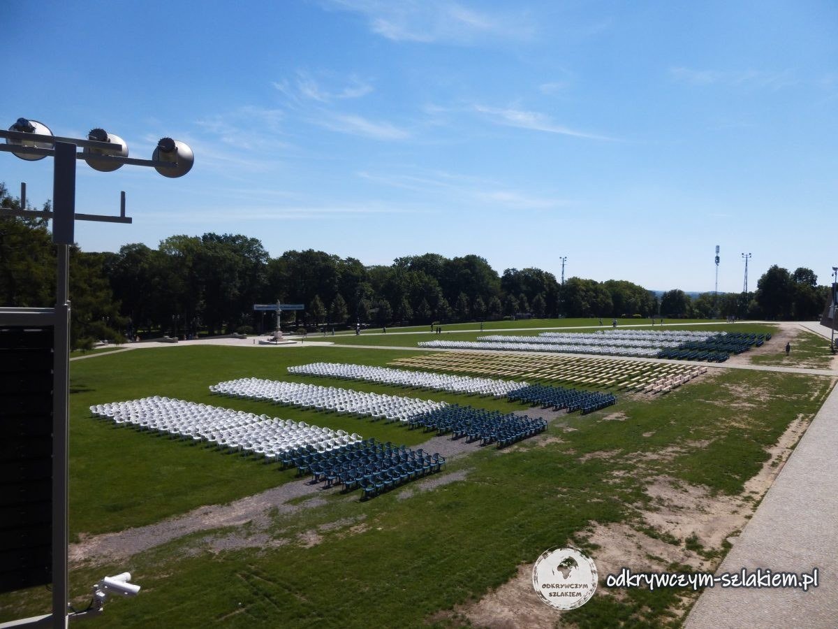 La explanada de Jasna Góra con filas de sillas blancas y azules vista desde las murallas
