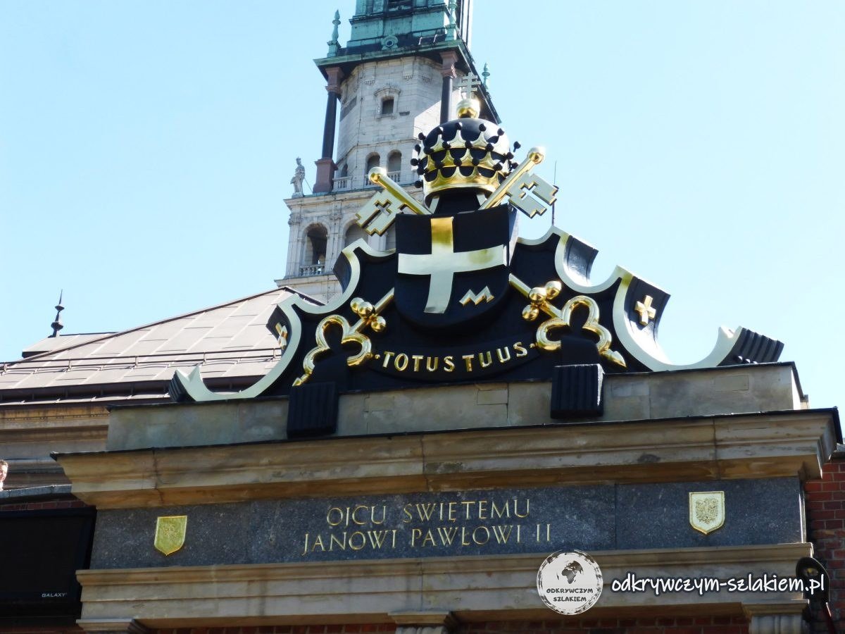 El escudo papal con el lema «Totus Tuus» y la inscripción «Al Santo Padre Juan Pablo II» sobre una puerta de Jasna Góra
