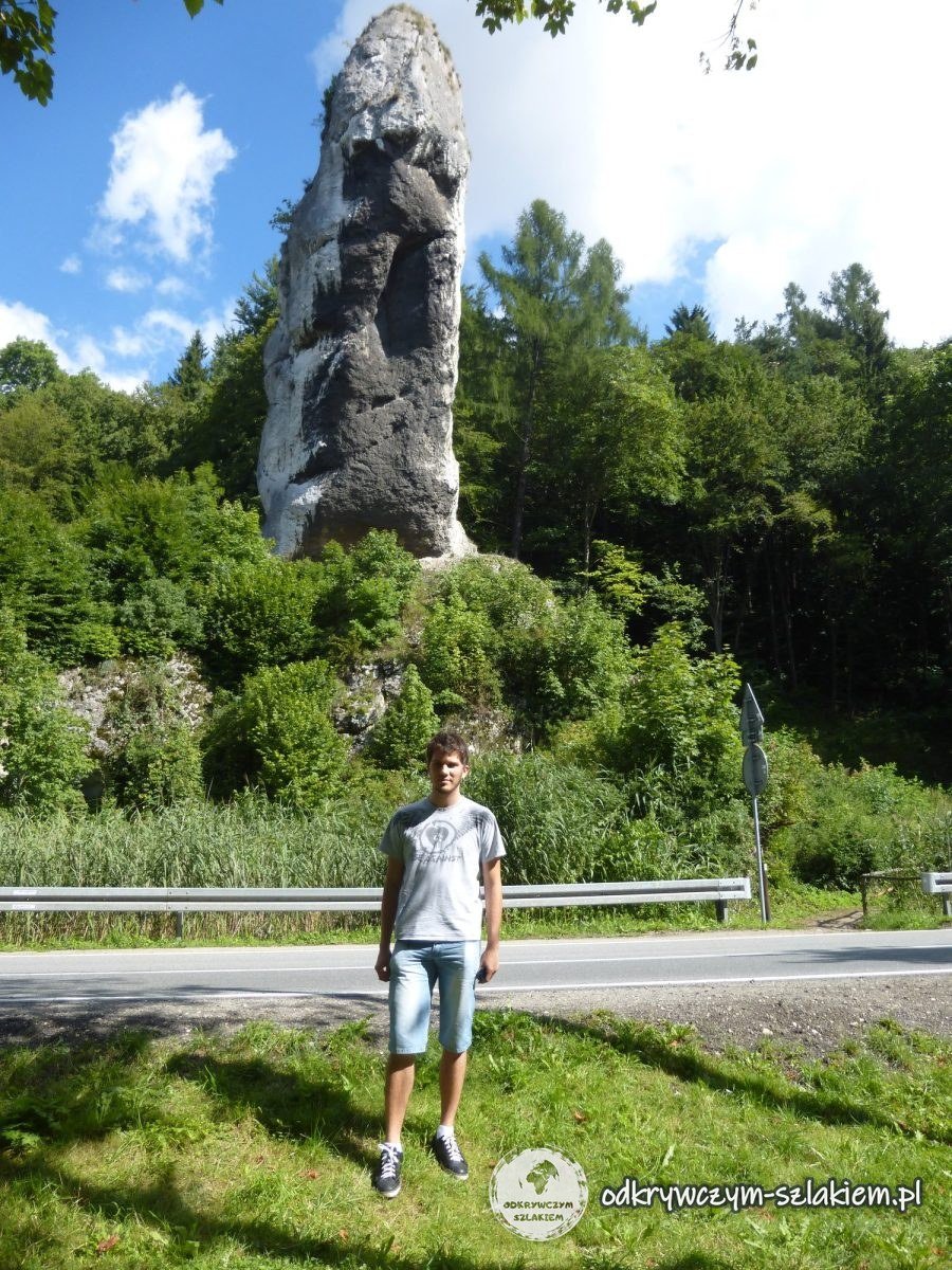 Maciek junto a la carretera bajo la Maza de Hércules en el Parque Nacional de Ojców