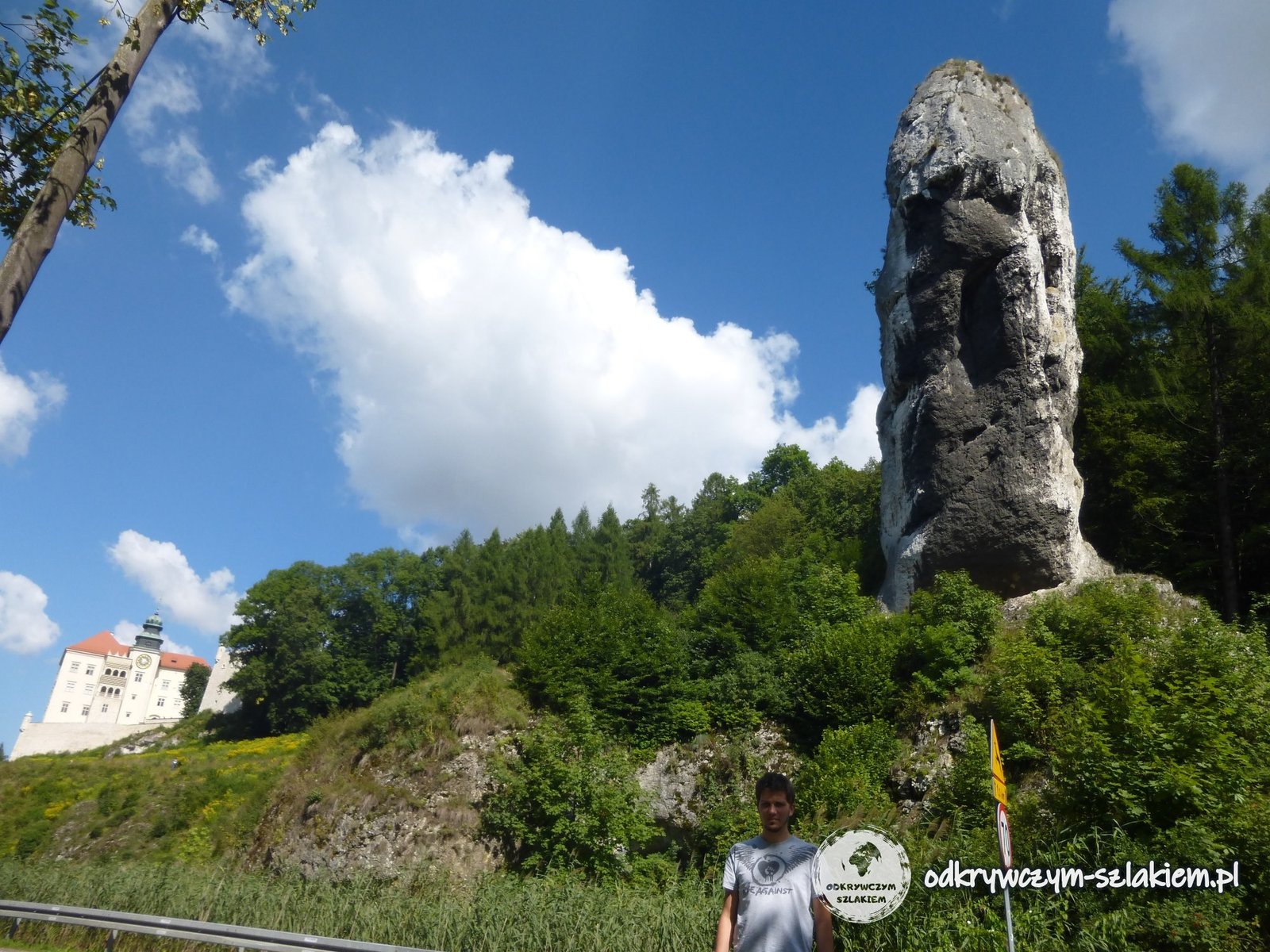 La Maza de Hércules y el castillo de Pieskowa Skała en la colina del Parque Nacional de Ojców, con Maciek junto a la carretera