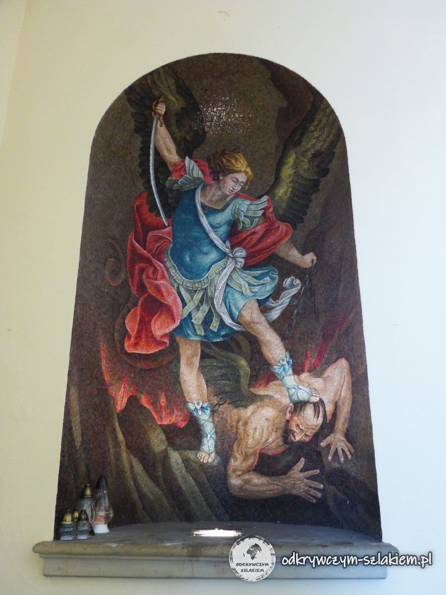 Un mosaico de san Miguel Arcángel venciendo a Satanás en Jasna Góra