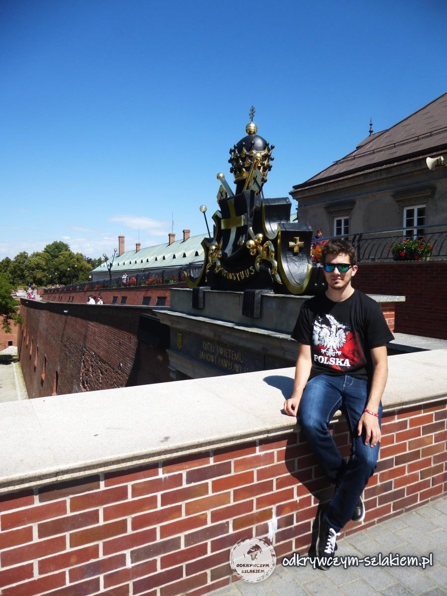 Maciek sentado en el muro junto a la Puerta de San Juan Pablo II en Jasna Góra