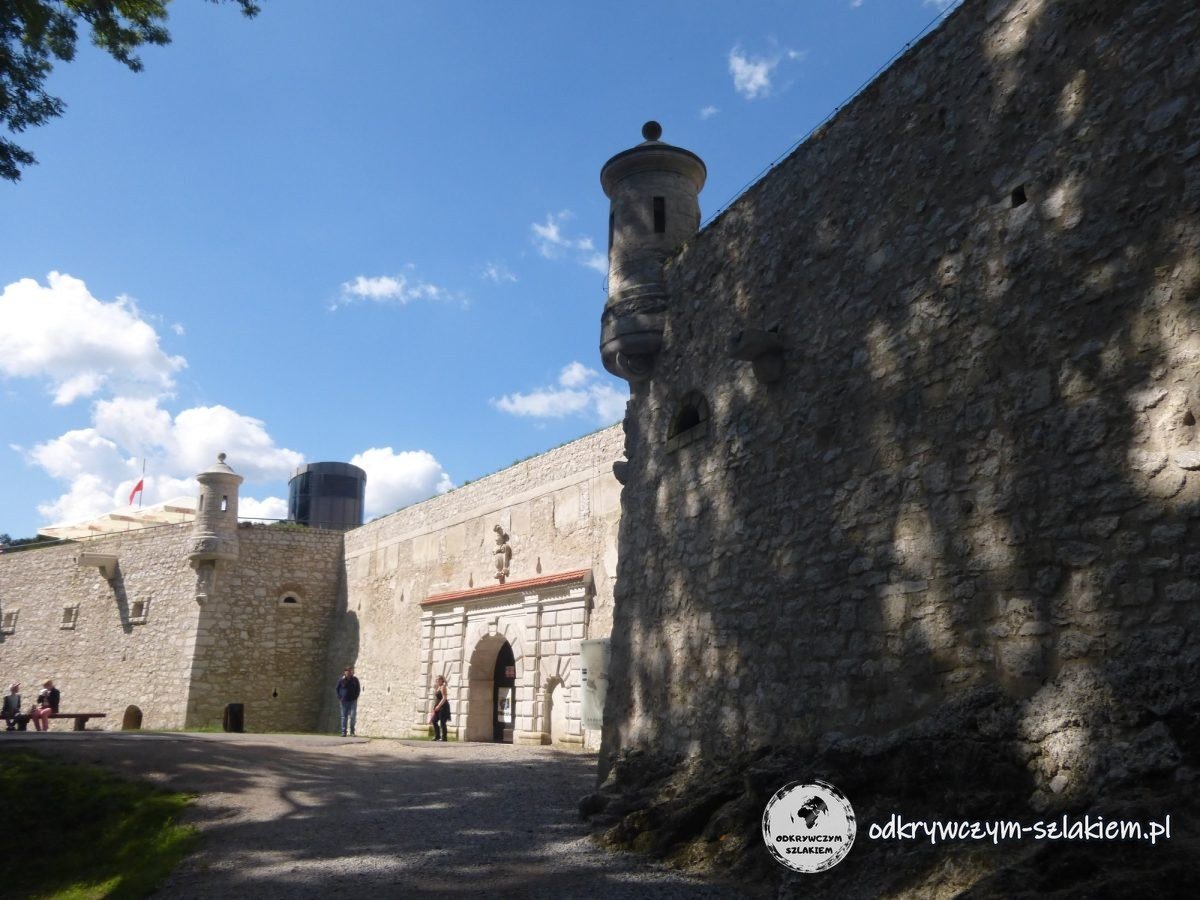 Las murallas de piedra y la puerta de entrada del castillo de Pieskowa Skała
