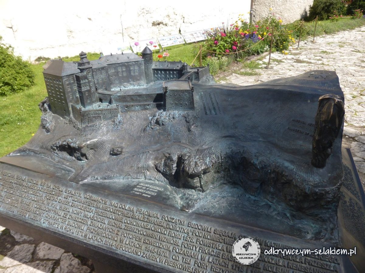 Una maqueta de bronce del castillo de Pieskowa Skała con la descripción de su historia