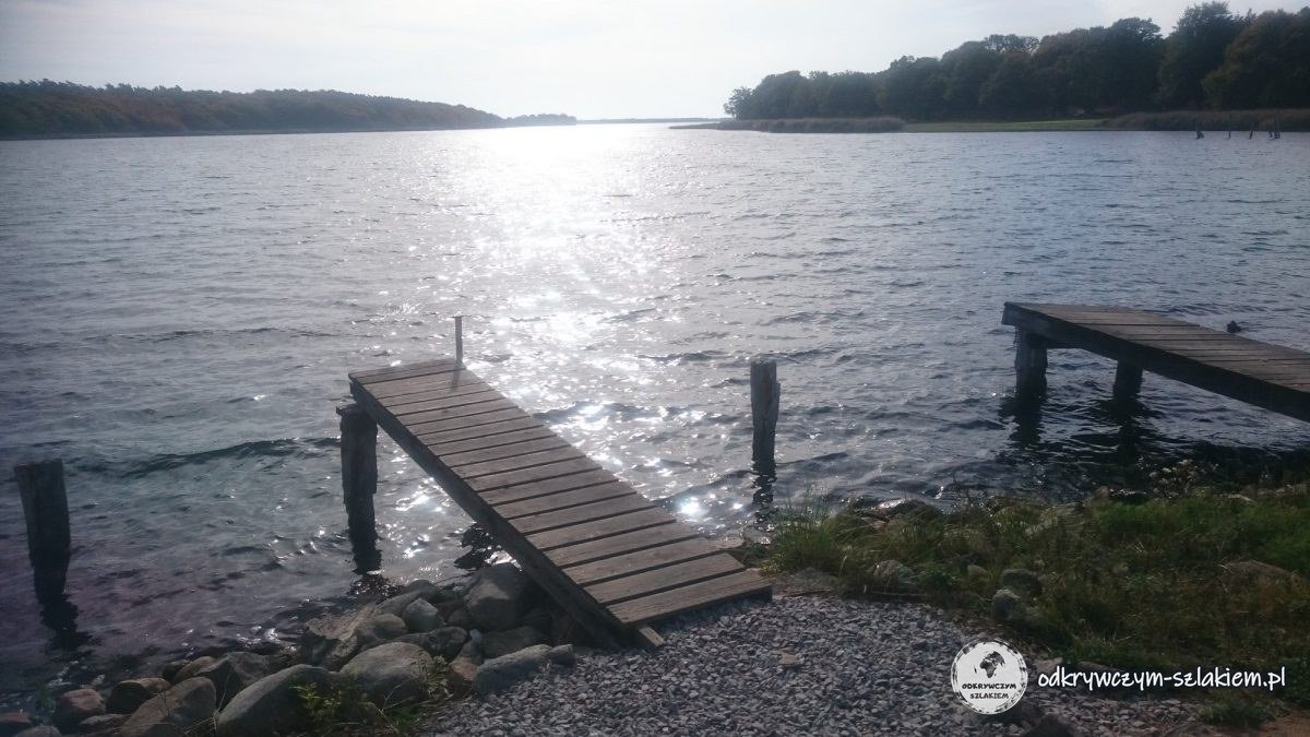 Embarcaderos de madera sobre el agua de la bahía de Hjortahammar, al sol