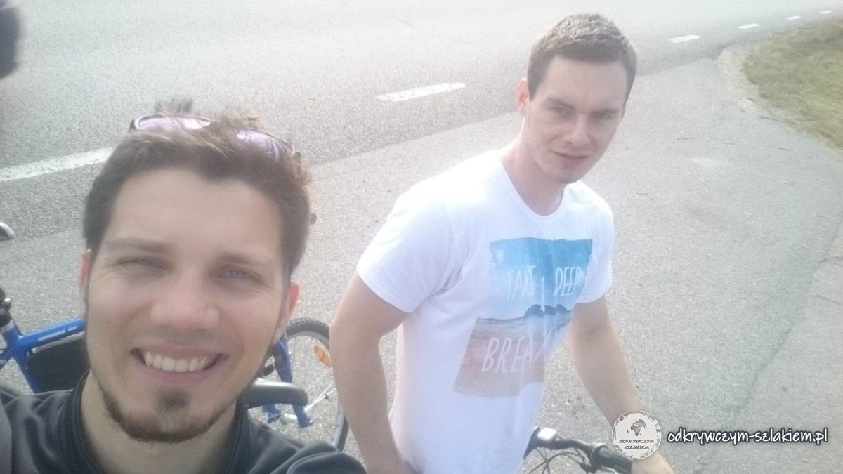 Dos ciclistas sonrientes haciéndose un selfie en una carretera rural de Blekinge