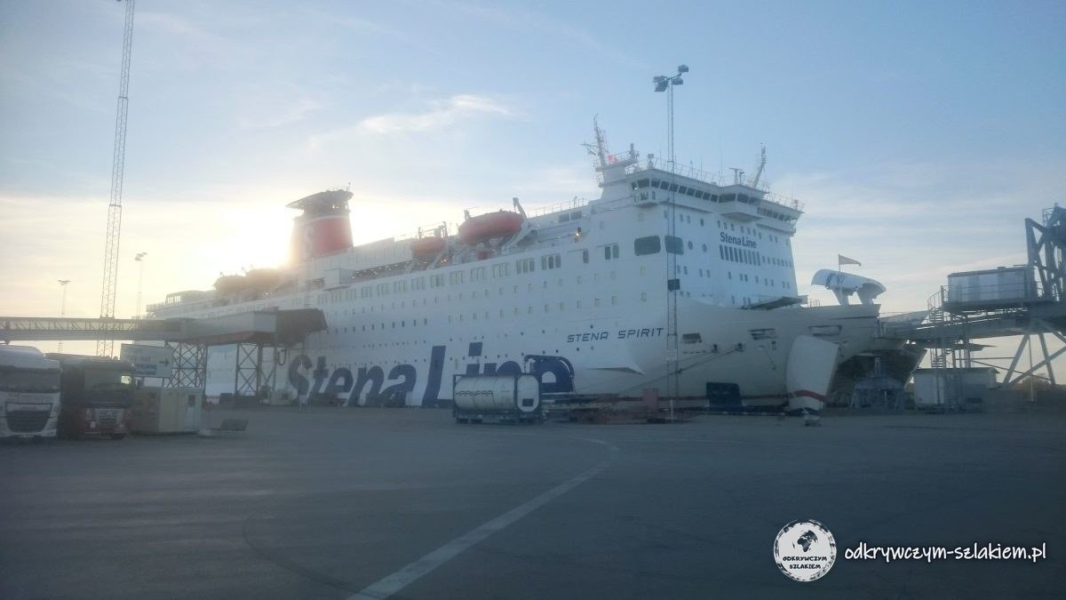 El ferry blanco Stena Spirit, con chimenea roja, en el muelle de la terminal de Stena Line en Verkö, Karlskrona