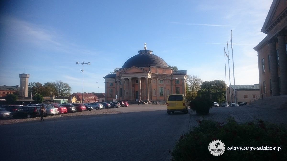 La iglesia Trefaldighetskyrkan, con cúpula y pórtico de columnas, junto a la plaza Stortorget de Karlskrona