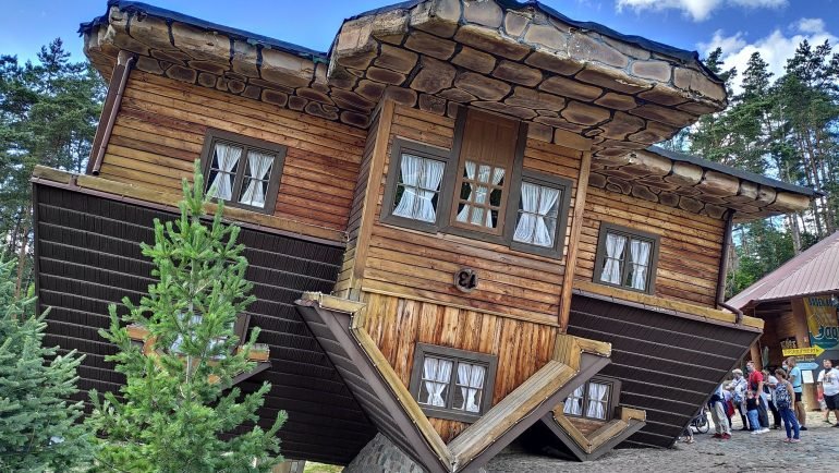 Dom do góry nogami w Szymbarku na Kaszubach
